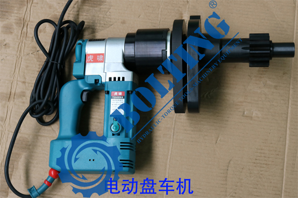 機(jī)車缸頭拉伸器，機(jī)車軸承座拉伸器、電動(dòng)盤(pán)車機(jī)、風(fēng)動(dòng)盤(pán)車機(jī)已測(cè)試完畢